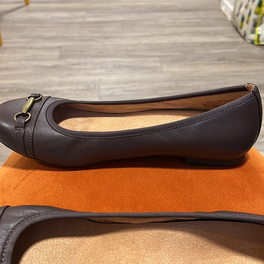 Vionic Delanie Flats - Picture 6 of 11
